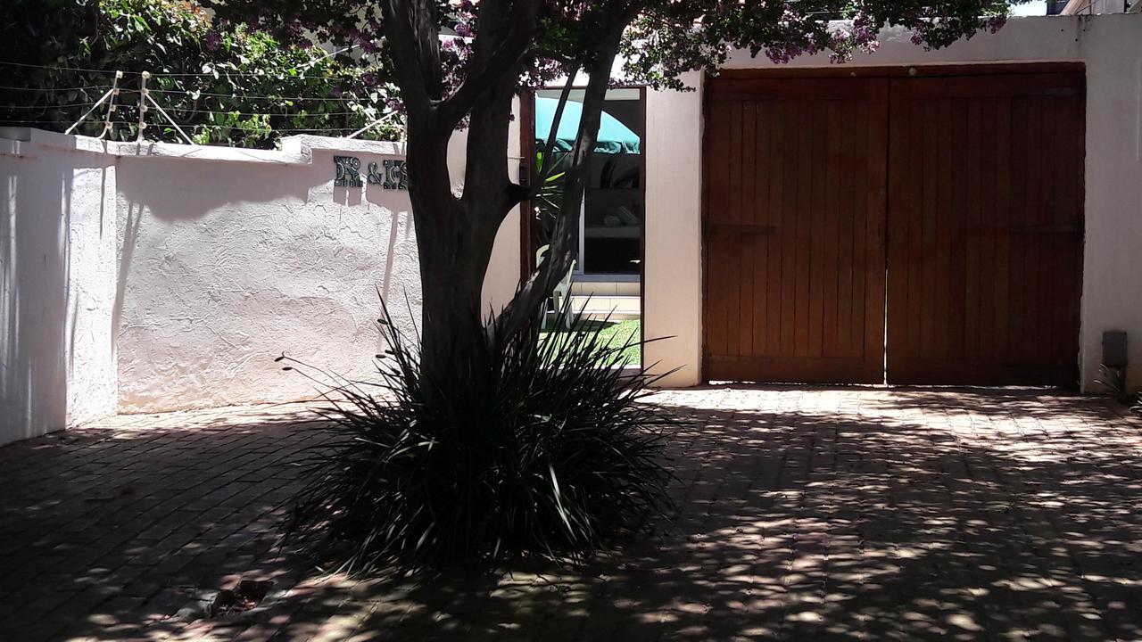 R & R'S Retreat Bed & Breakfast โจฮันเนสเบิร์ก ภายนอก รูปภาพ
