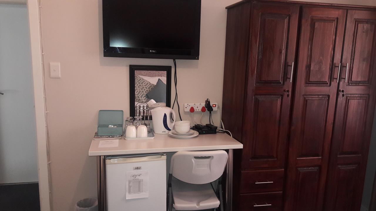 R & R'S Retreat Bed & Breakfast โจฮันเนสเบิร์ก ภายนอก รูปภาพ